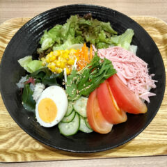 ［夏季限定］メンドーレ(冷製サラダ風平打ちきしめん ごまだれドレッシング添え)